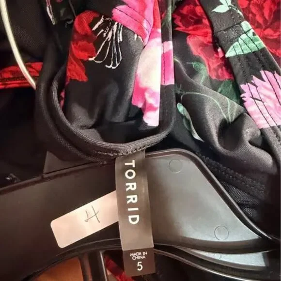 5X Swim Top Torrid Black Floral Skull pit-pit 25”relax to 30” stretched C7379 - Picture 3 of 4